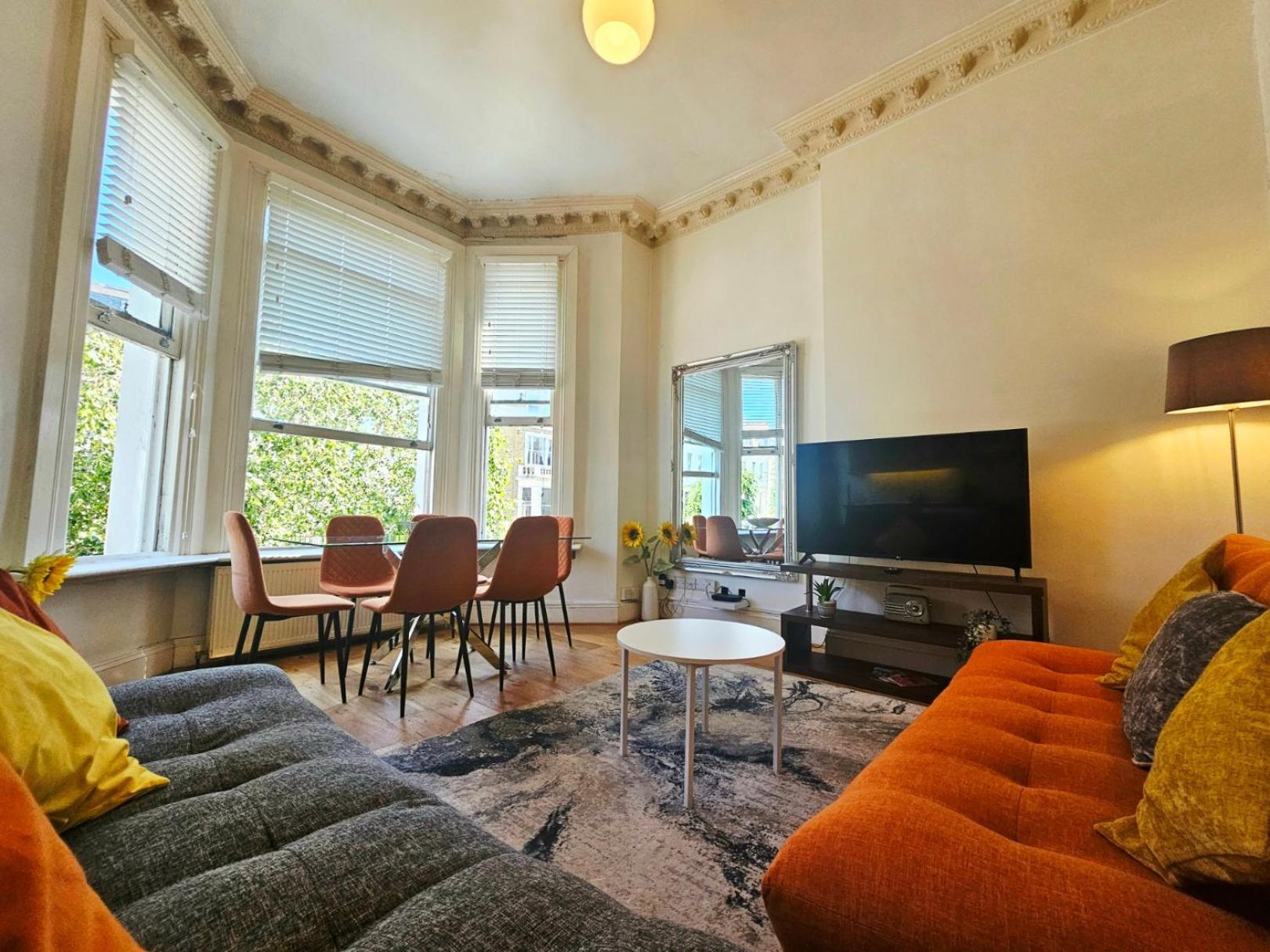 Apartment Charming With Private Balcony, On 1st Floor, With 2 Bathrooms, 3 Min Walk To Earl's Court Station London